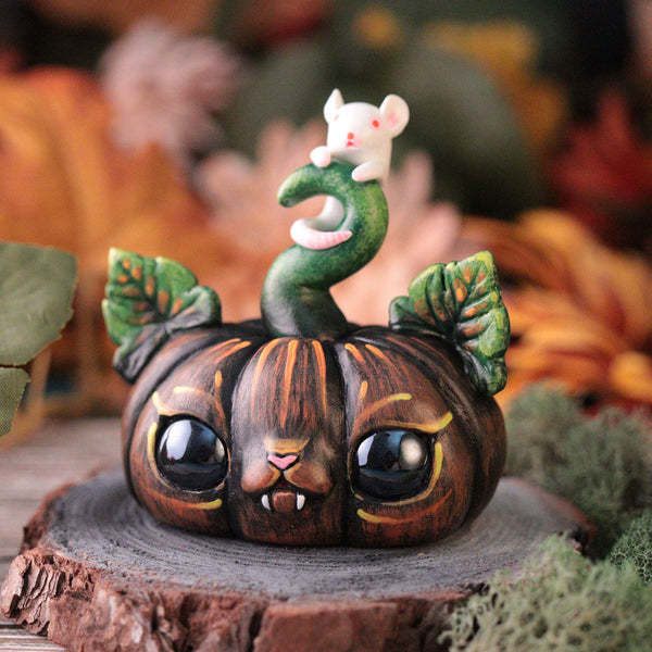 Preorder Big Kitty Pumpkin Figurine w/ Mouse