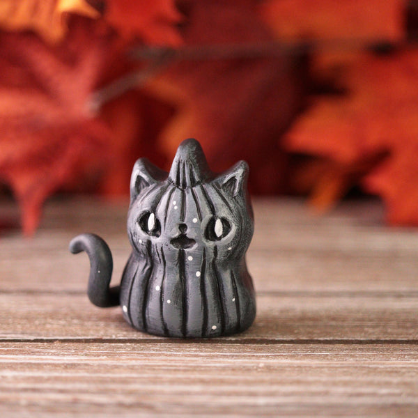 Preorder Spooky Kitty Slice Figurines - Black and White