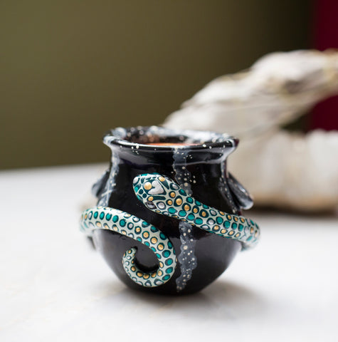 Snake Cauldron with Black Crystal